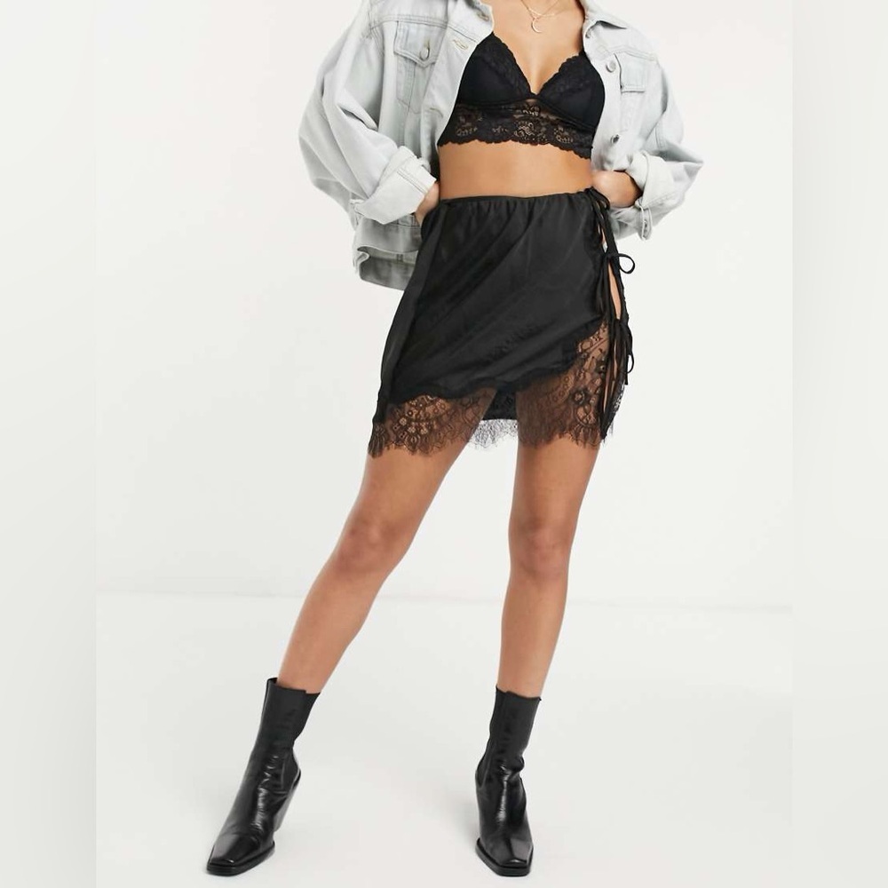ALL TIED UP MINI SKIRT WITH LACE TRIM-BLACK